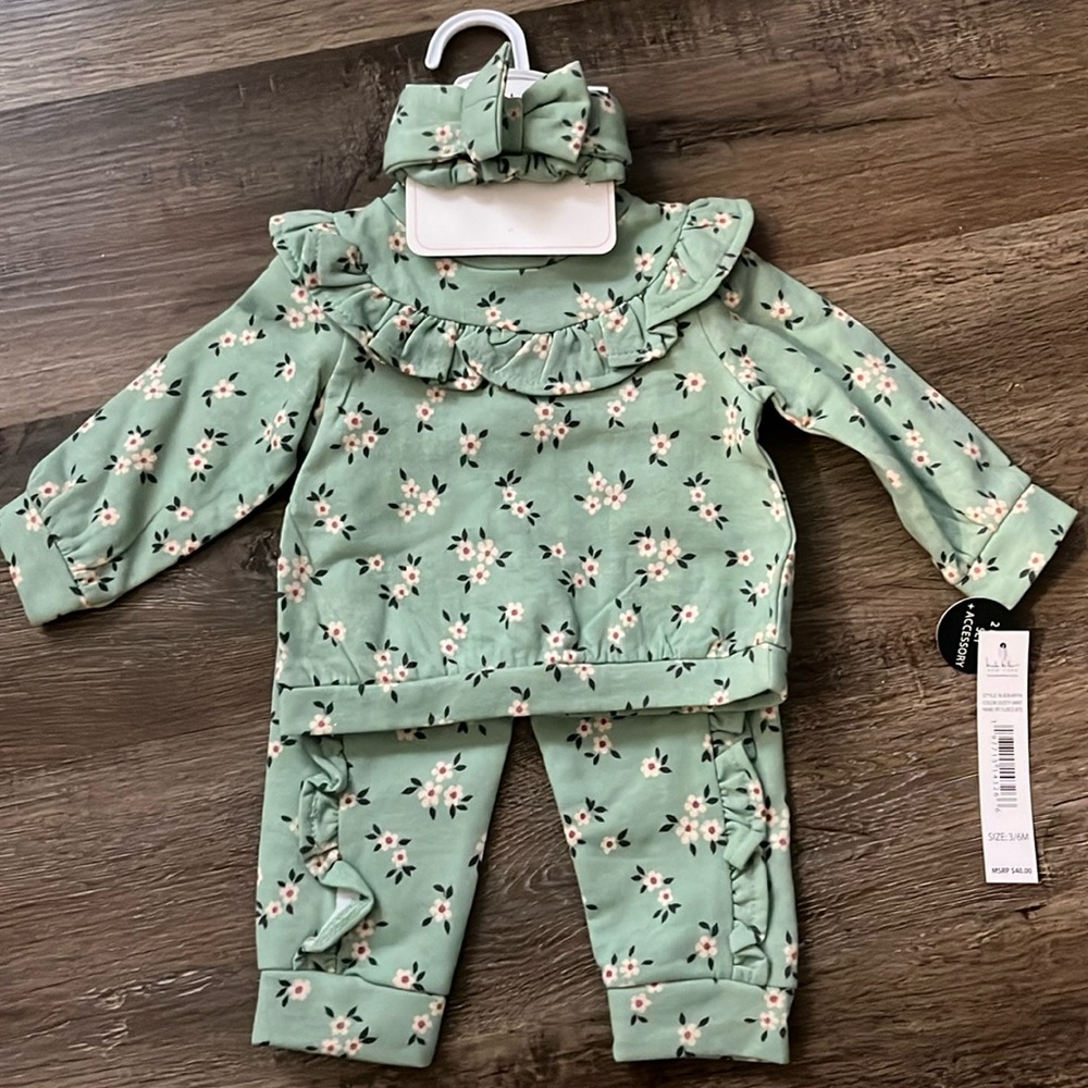 New Nicole Miller’s 2 Piece Set + Accessory